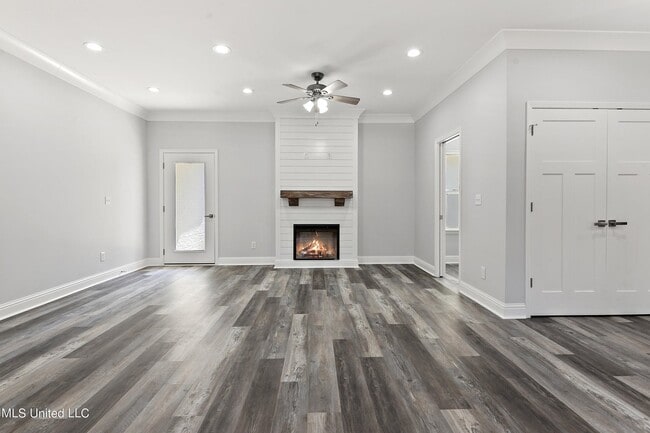 Building Photo - 9493 W Palm Ln