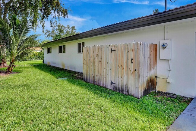 Building Photo - 806 NE 92nd St