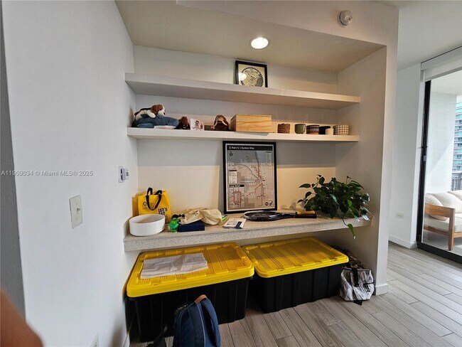 Building Photo - 999 SW 1st Ave