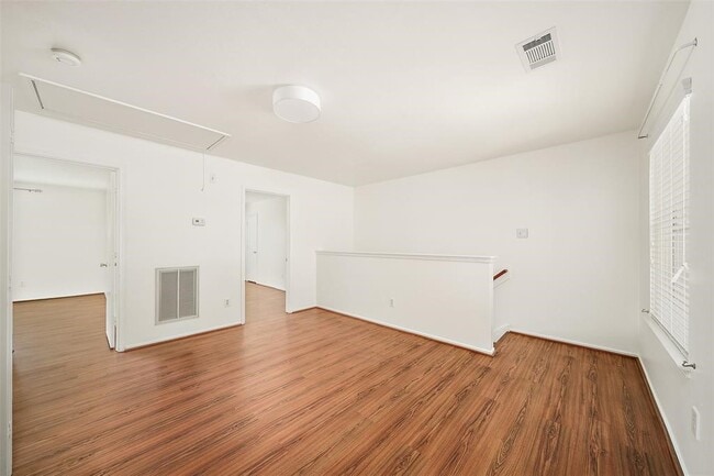Building Photo - 8010 Golf Green Cir