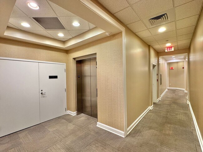 Building Photo - NEWPORT NEWS - STUNNING APARTMENT IN  THE ...