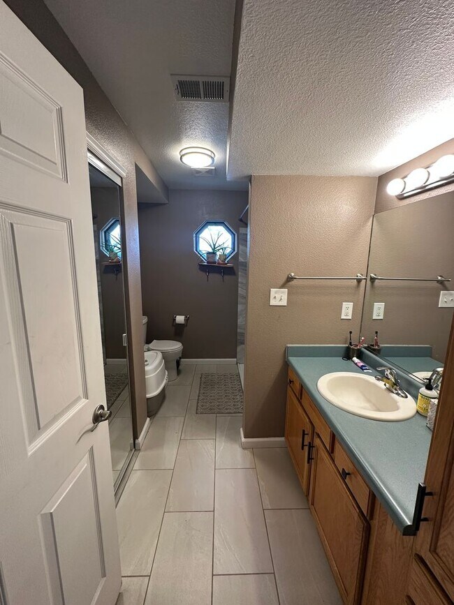 Building Photo - Amazing Ground Level 2 Bedroom!