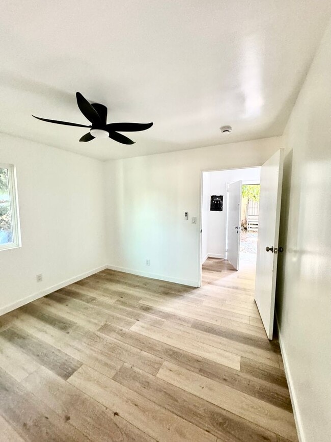 Building Photo - 2 Bedrooms/1 Bath AVAILABLE NOW!
