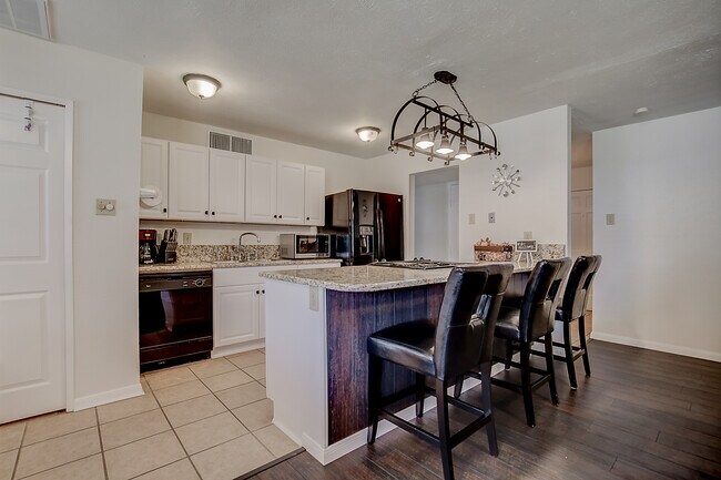 Building Photo - 565 Bell Dr