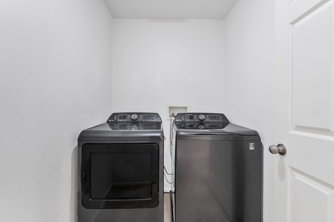 Building Photo - Modern Comfort in the Heart of Coronado Ranch!