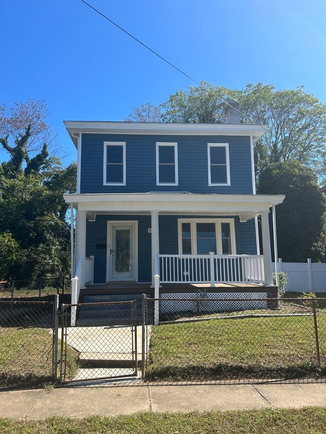 Building Photo - 2 Bedroom Renovated Rental Property