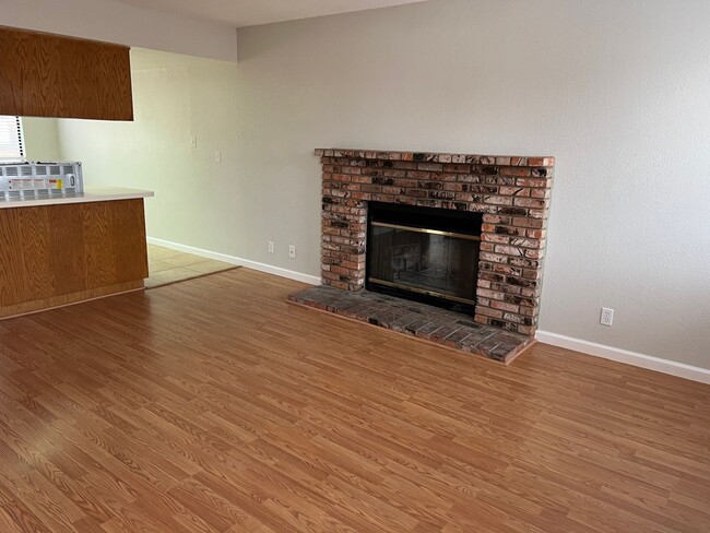 Building Photo - Please contact Vaughn Realty to set up an ...