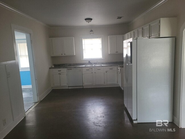 Building Photo - 503 S Cedar St