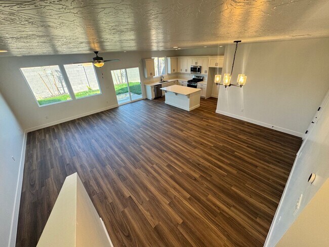 Building Photo - Brand New LARGE S&S Home!!