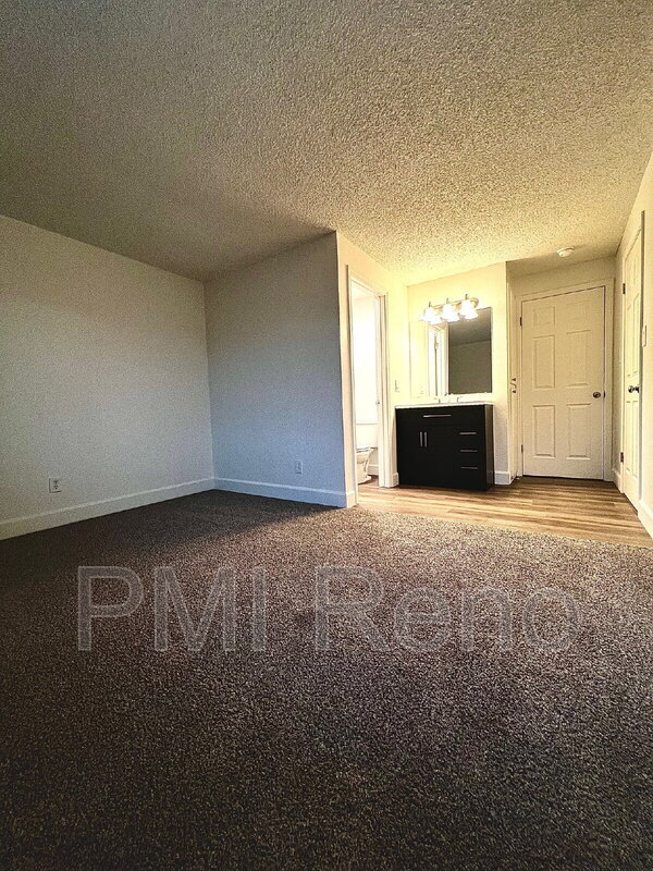 Building Photo - 812 Glen Molly Dr