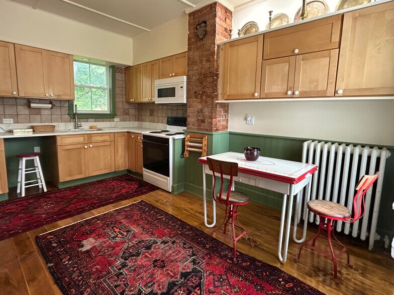 Kitchen - 650 Van Wagner Rd