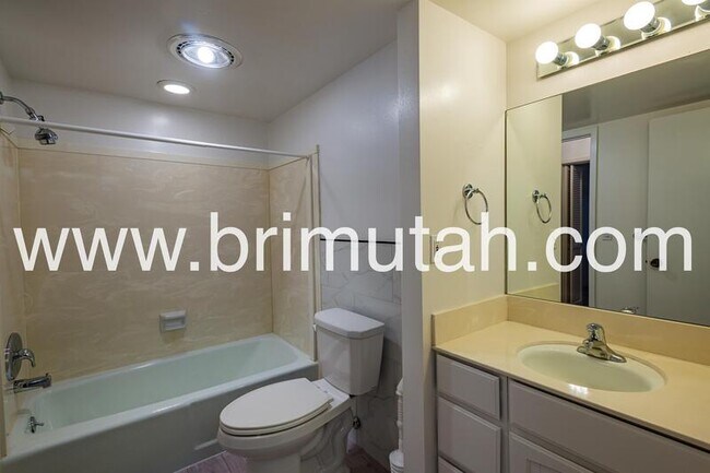 Building Photo - 5761 S Waterbury Cir