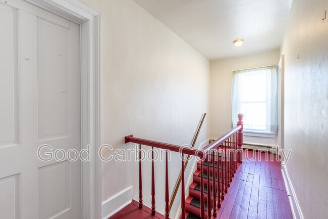 Building Photo - 324 Temple St
