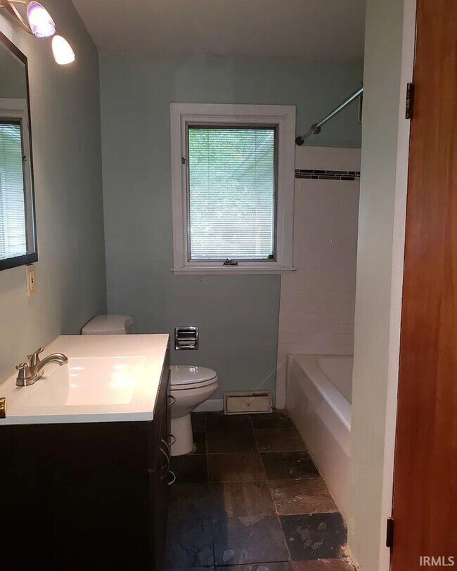 Building Photo - 117 N Hillsdale Dr