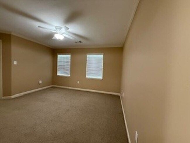 Building Photo - 4 Laura Dr