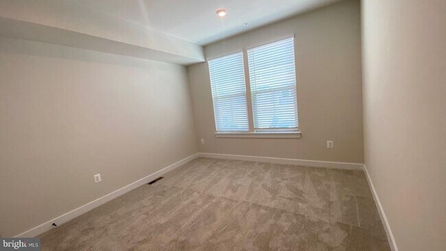 Building Photo - 2550 VERONA Pl