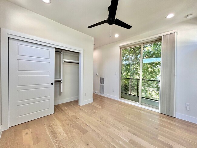 Building Photo - Spacious 2/BR 2.5/BA Modern Home with Abun...