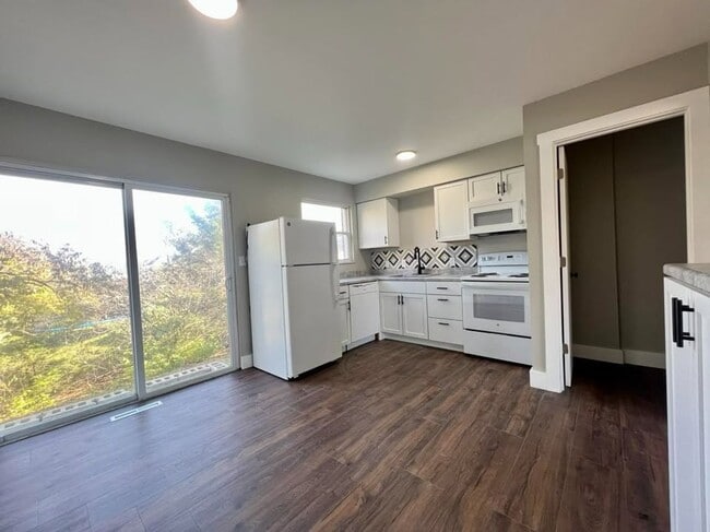 Building Photo - Charming, updated 2bdrm/1bth with full basement