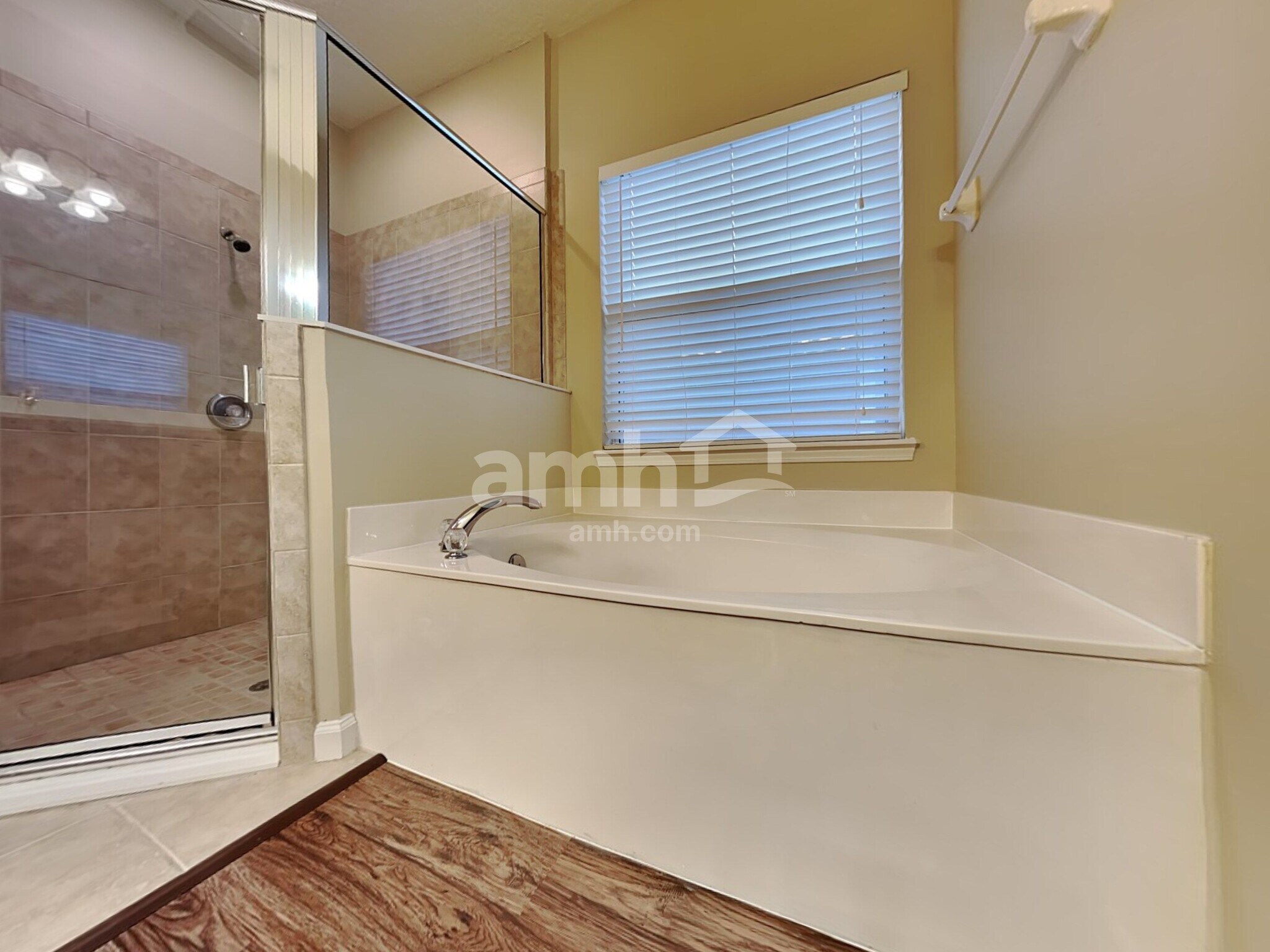 Building Photo - 890 Thoroughbred Dr