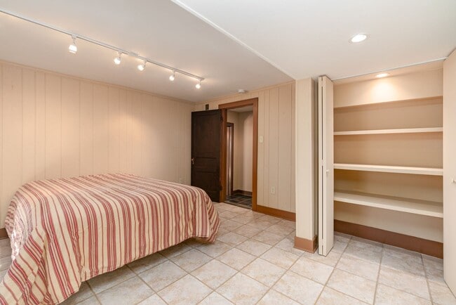 Building Photo - East Nashville River View Living!