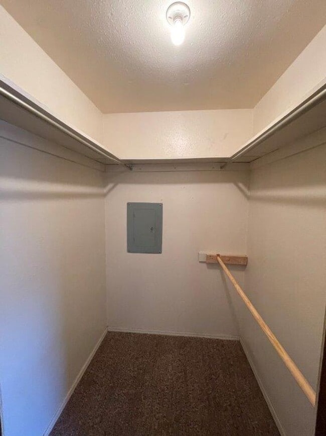 Building Photo - 2 bed, 1 and 1/2 baths with a 1 car garage and new countertops! cute duplex for rent near SW 89th...