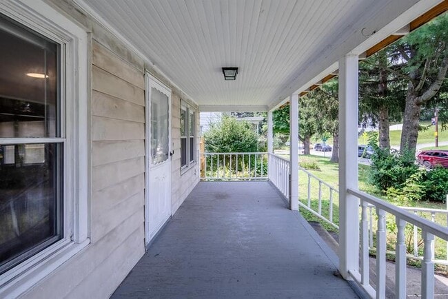 Building Photo - 614 Hoosick St