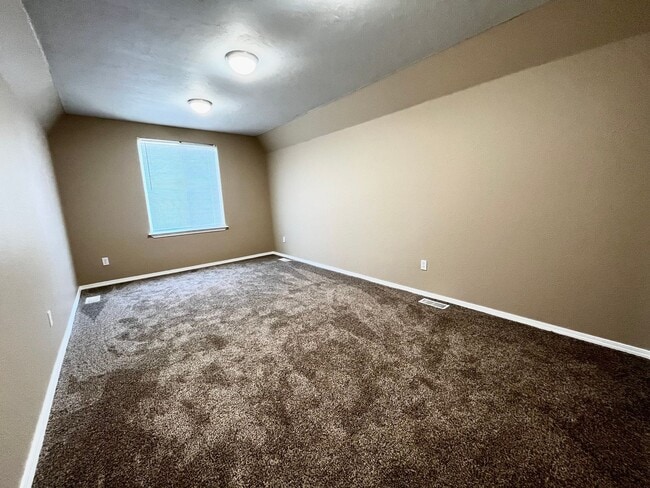 Building Photo - 4 Bedroom Home with Bonus Room Potential & RV Parking!
