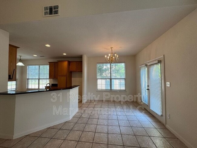 Building Photo - 900 Englewood Ln
