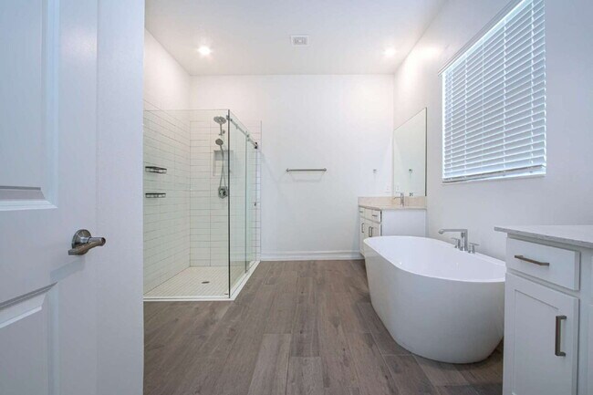 Building Photo - Spacious Like New 4-Bedroom Oasis with 3 Full Baths in Palmetto - Available NOW