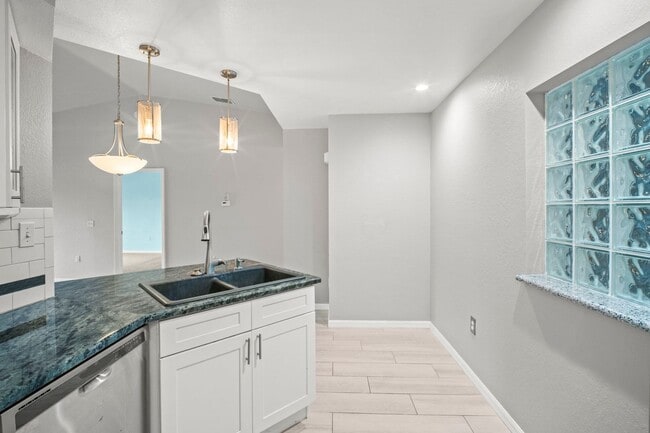 Building Photo - Fully renovated 2 bedrooms 2 baths Condo i...