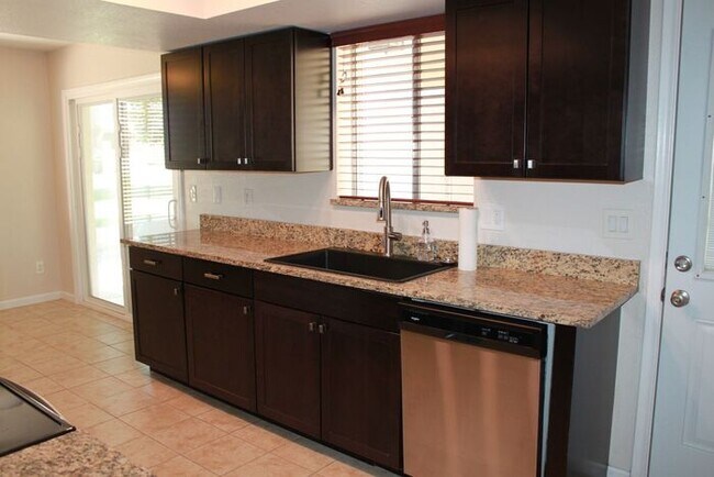 Building Photo - Awesome Mesa Location! Recker and Brown