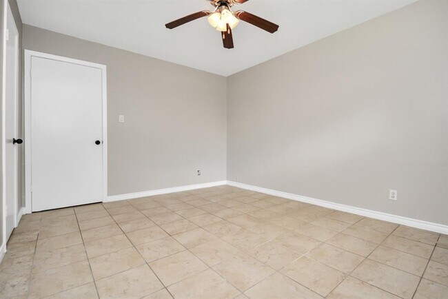 Building Photo - 10951 Shadow Wood Dr