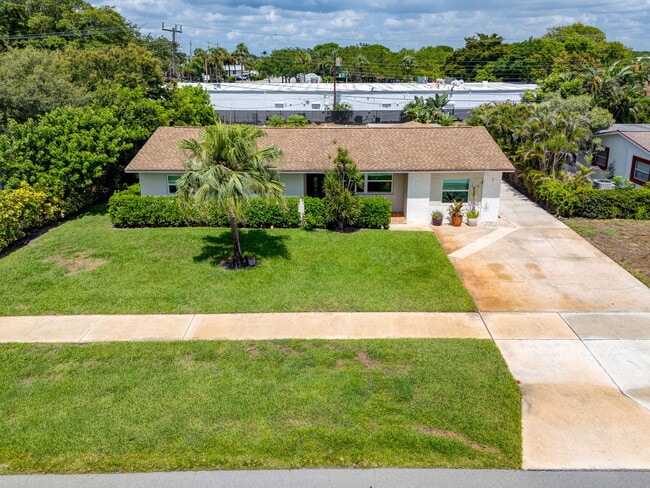 Building Photo - 704 Juniper Dr