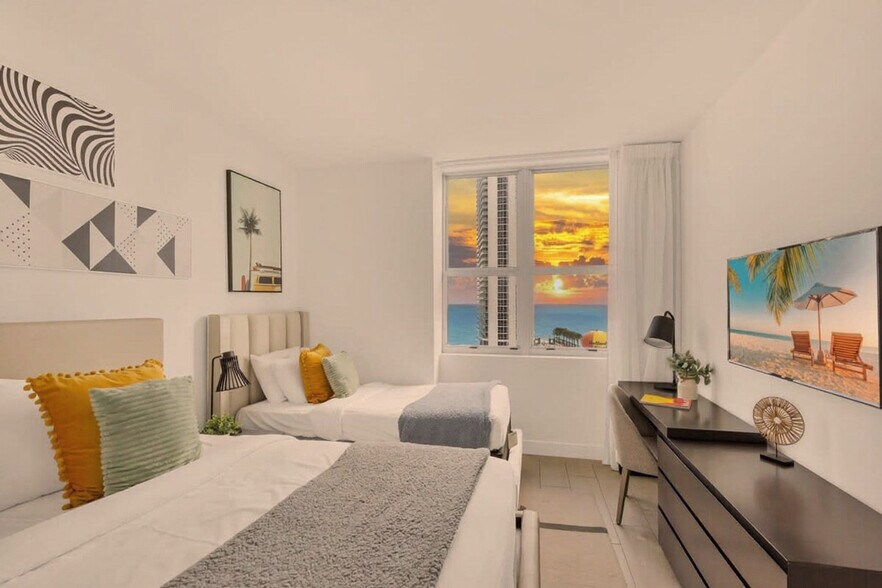 Building Photo - 4010 S Ocean Dr