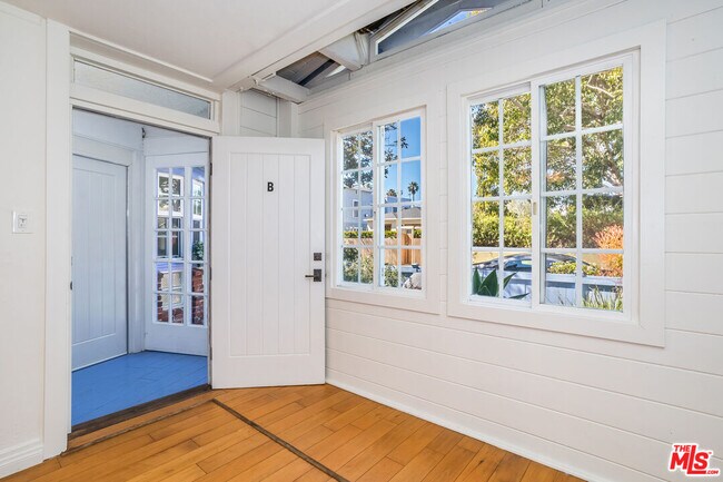 Building Photo - 700 Angelus Pl