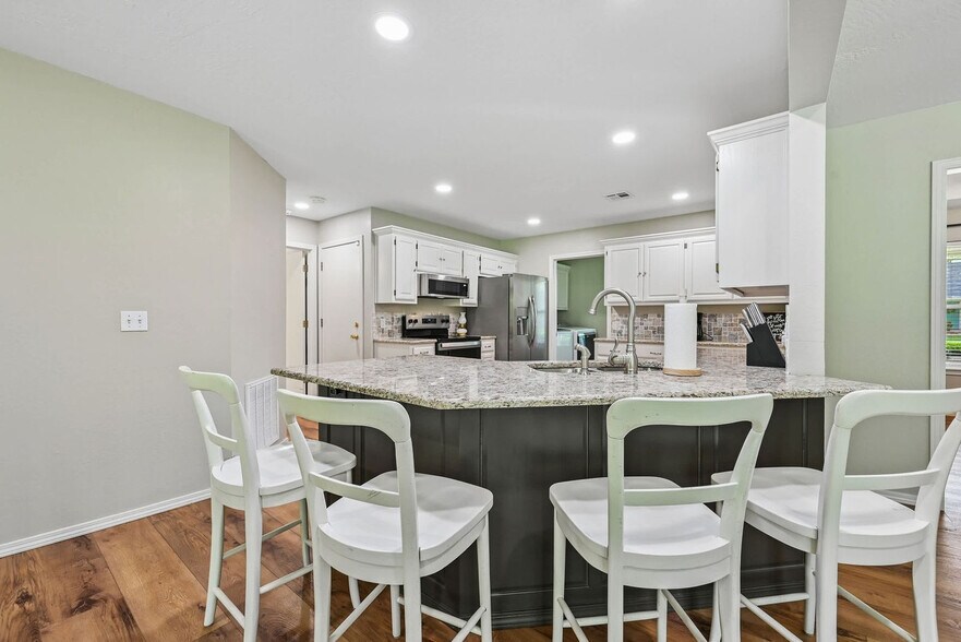 Building Photo - 822 Chatsworth Dr