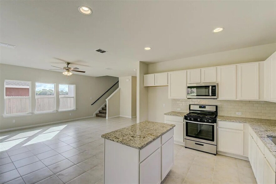 Building Photo - Room in House on Spinnaker Loop