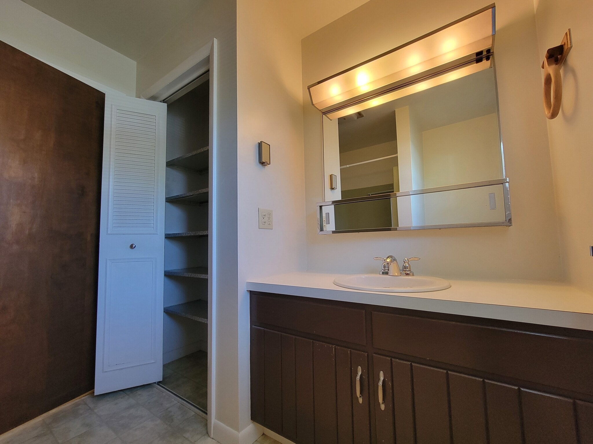 Building Photo - 457 W Main Ave