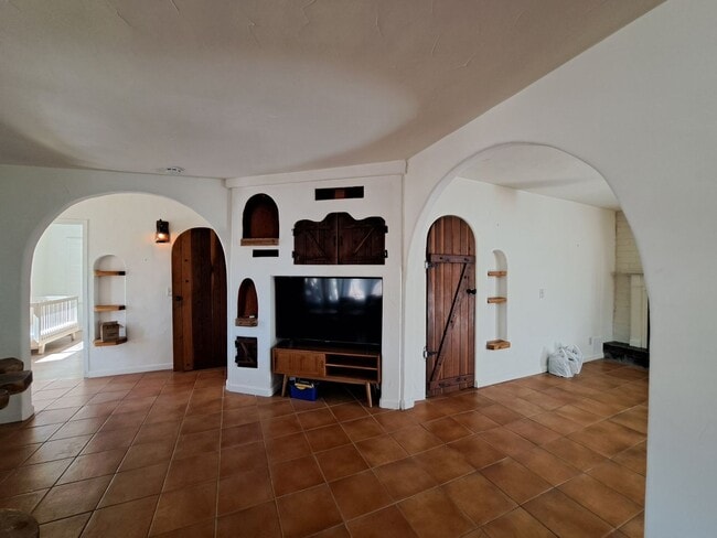 Building Photo - Rural yet close to town rental with acreage.