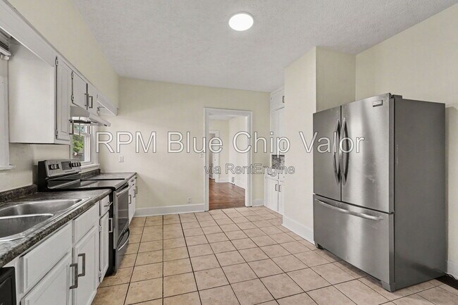Building Photo - 1832 Woodlawn Ave