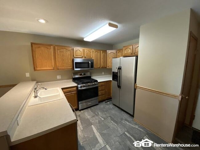 Building Photo - 3 bedroom/3 bath Townhome in Norwalk for Rent