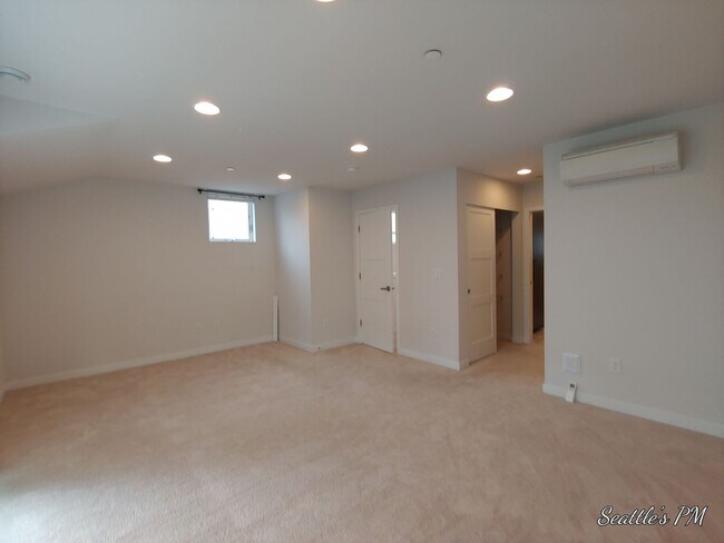 Building Photo - Contemporary Home in Bryant for Rent!