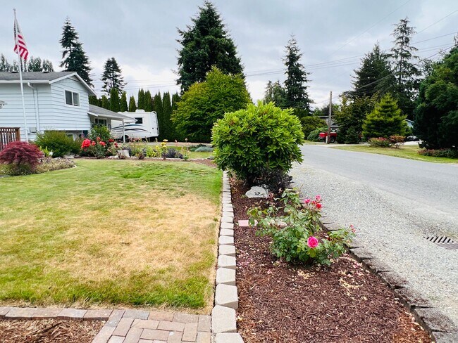Building Photo - Beautiful yard, 3 bedroom 1 bath rambler i...