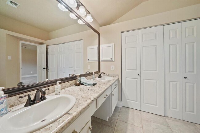 Building Photo - 2911 Parkwood Manor Dr