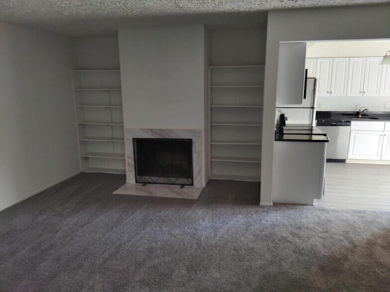 Building Photo - 300 Oakway Ct
