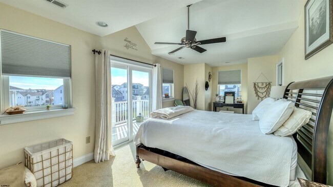 Building Photo - 909 N Cambridge Ave