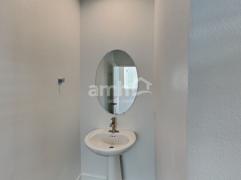 Building Photo - 8818 Tiger Tooth Ave