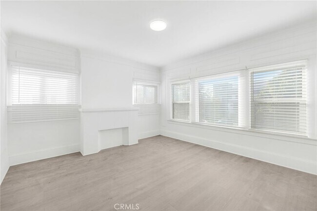 Building Photo - 550 N Kenmore Ave