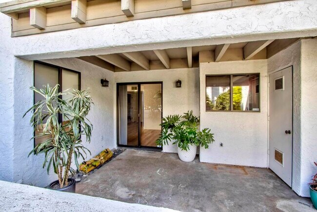 Building Photo - 534 Via De La Valle