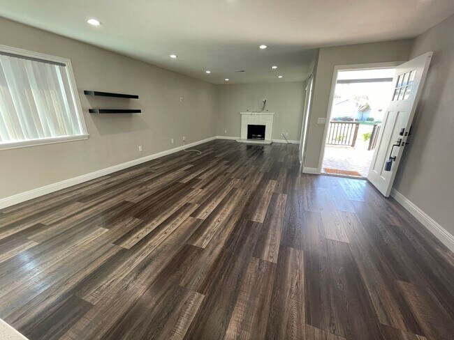 Building Photo - 3 Bedroom 2 Bathroom Home in Huntington Beach with Air Conditioning